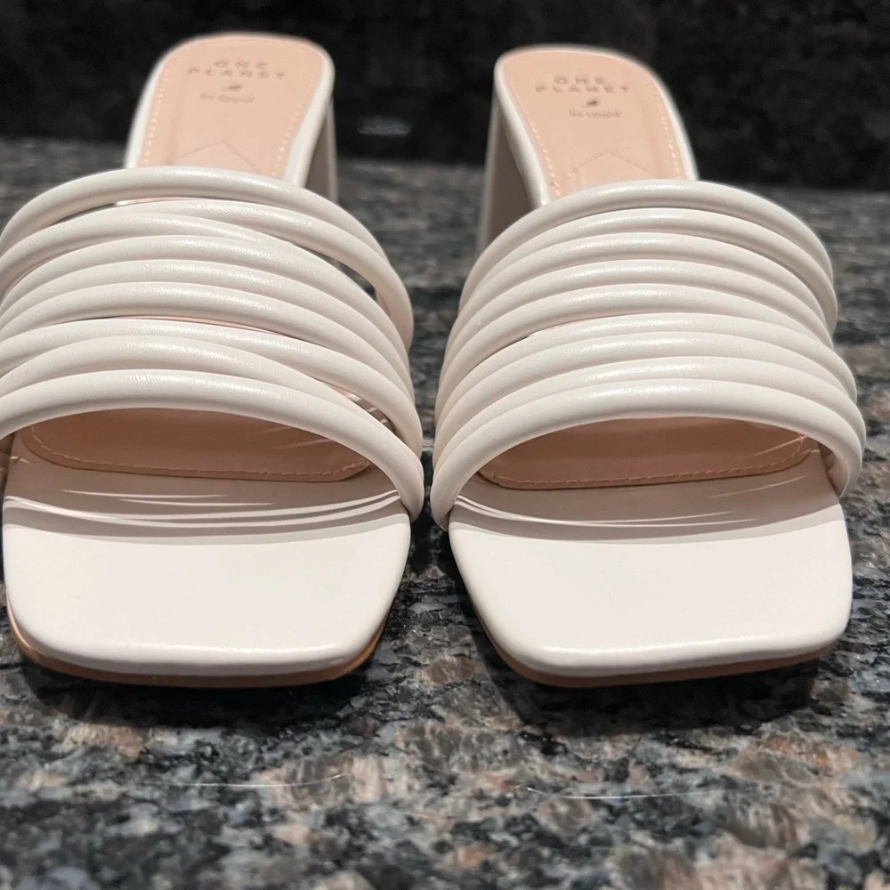 NEW!Your to -go- to slip on small Sandals and super comfortable - Picture 6 of 9
